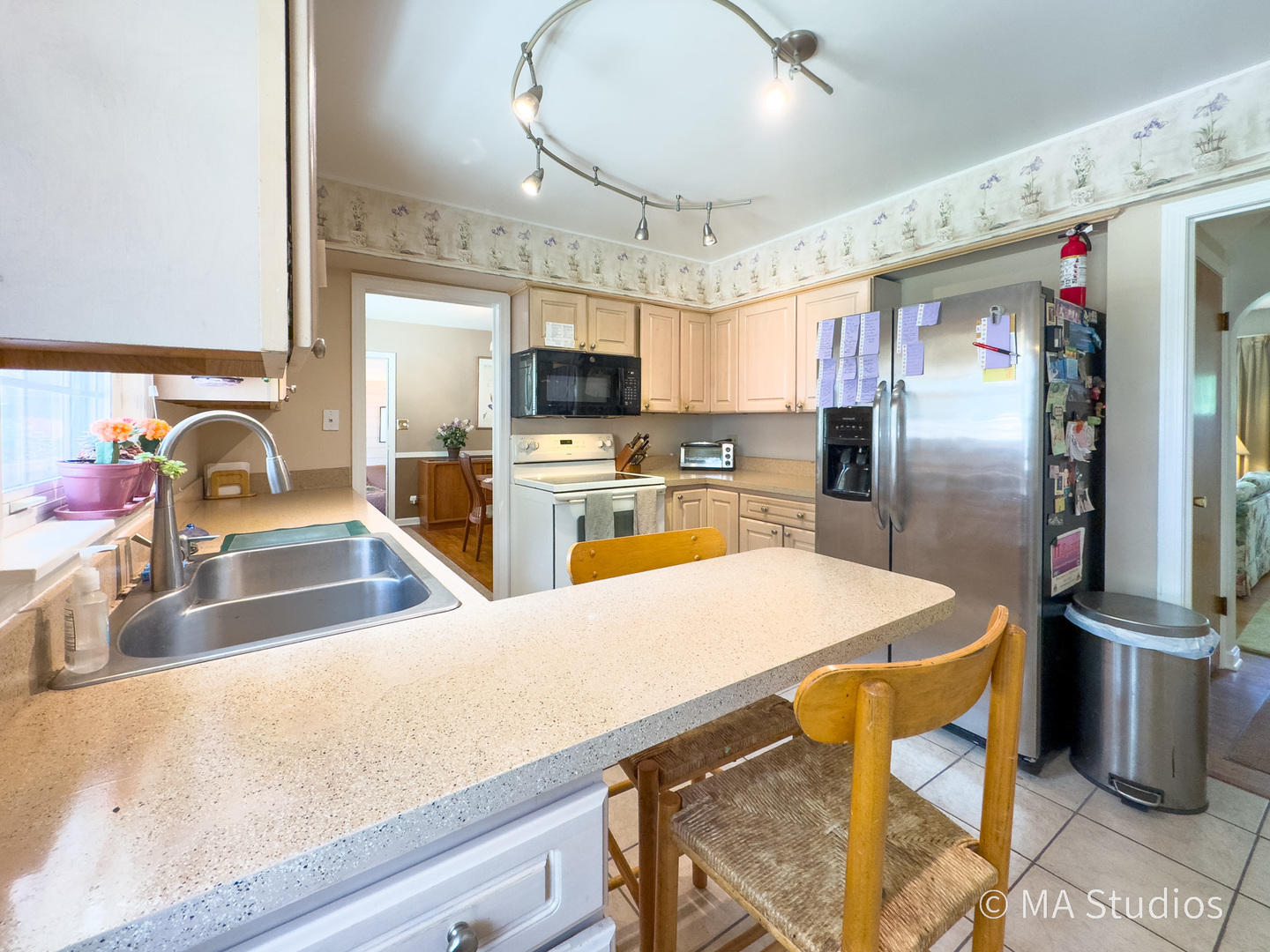 1219 Golf Lane, Wheaton, IL 60189