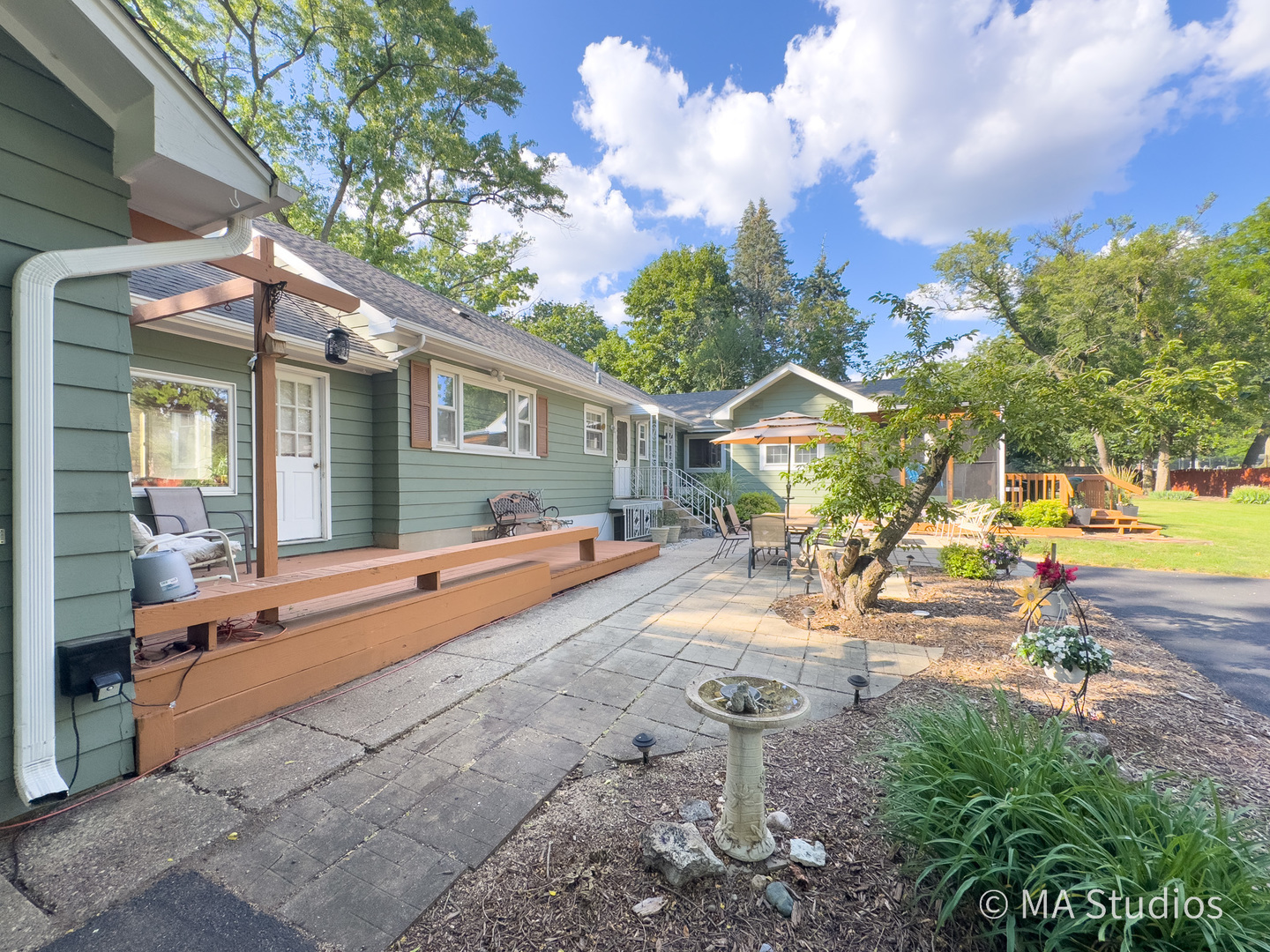 1219 Golf Lane, Wheaton, IL 60189