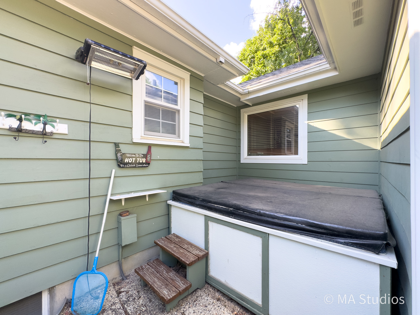 1219 Golf Lane, Wheaton, IL 60189