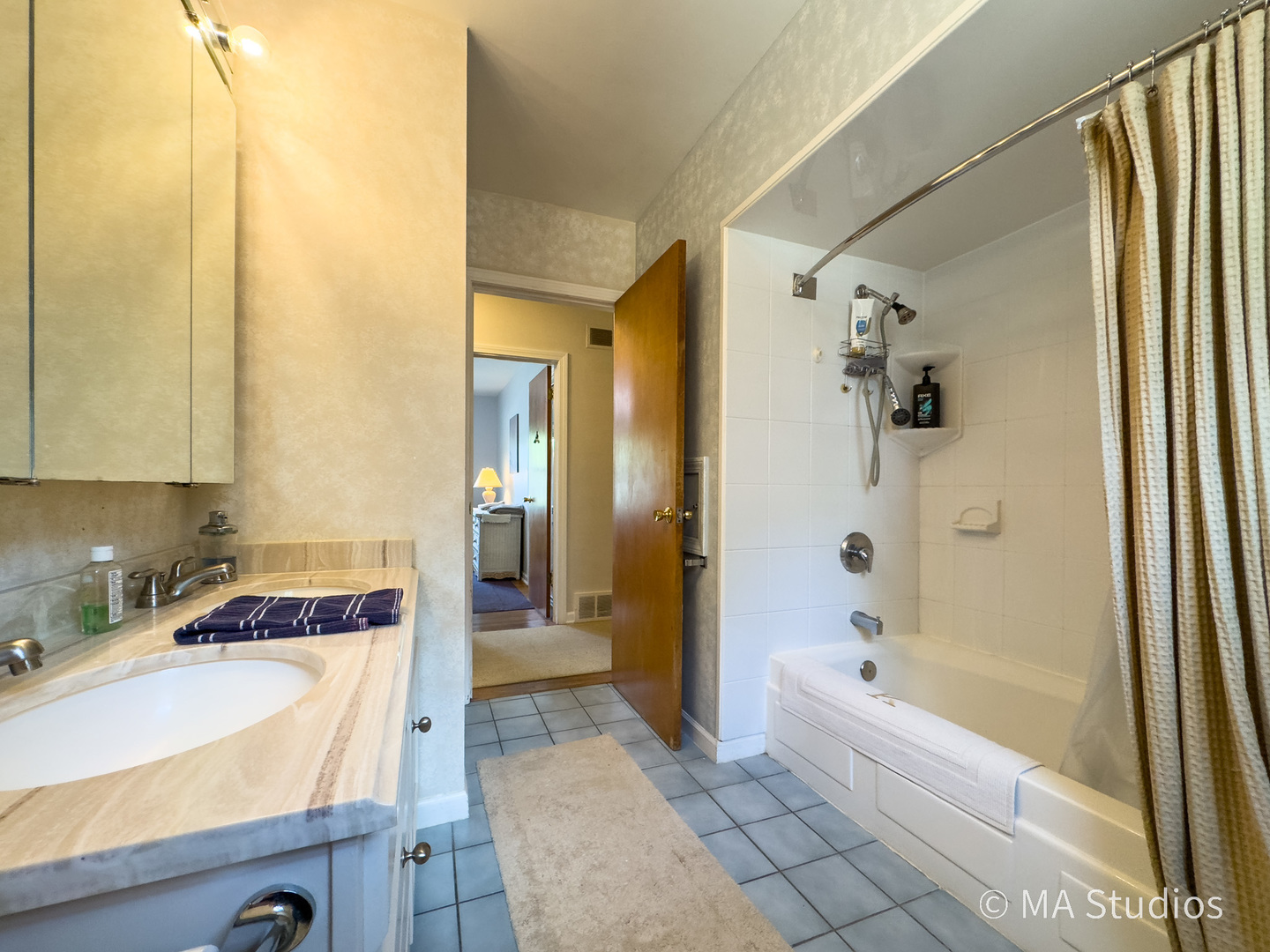 1219 Golf Lane, Wheaton, IL 60189