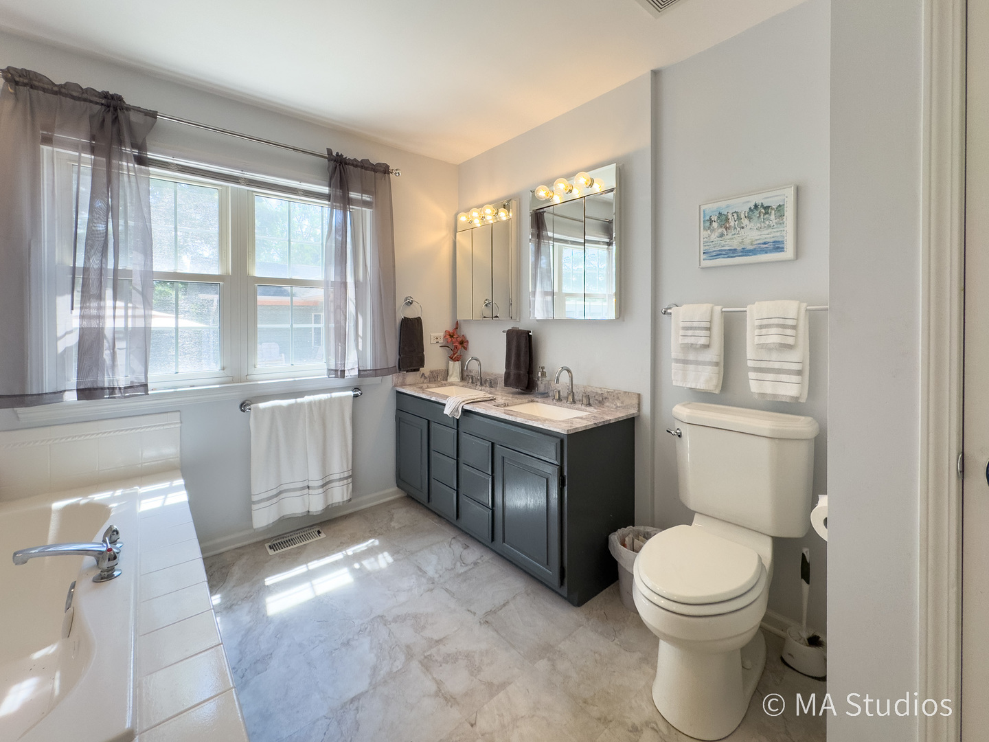 1219 Golf Lane, Wheaton, IL 60189