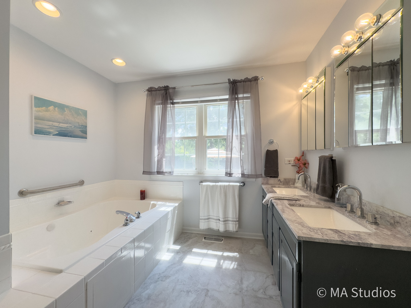 1219 Golf Lane, Wheaton, IL 60189