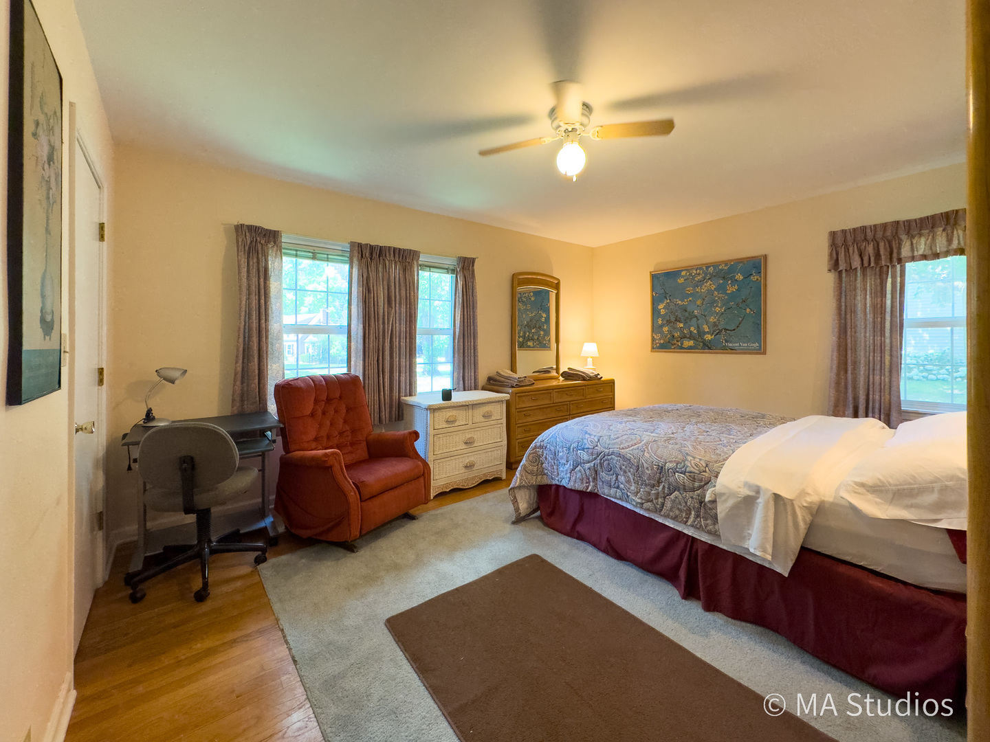 1219 Golf Lane, Wheaton, IL 60189