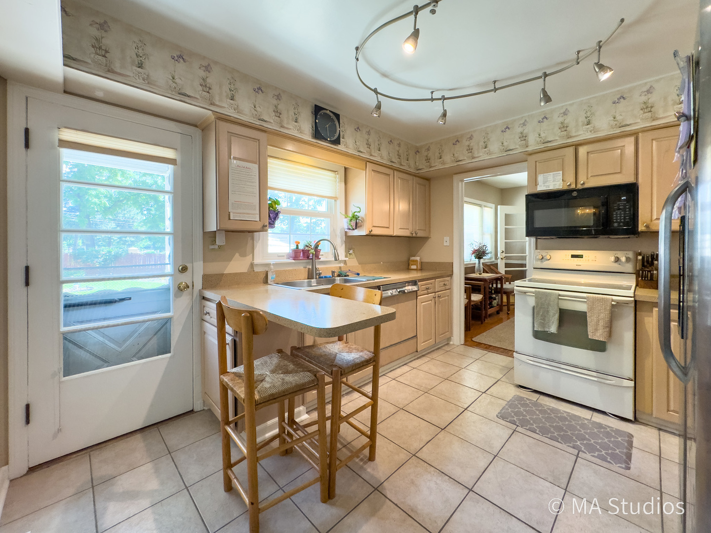 1219 Golf Lane, Wheaton, IL 60189