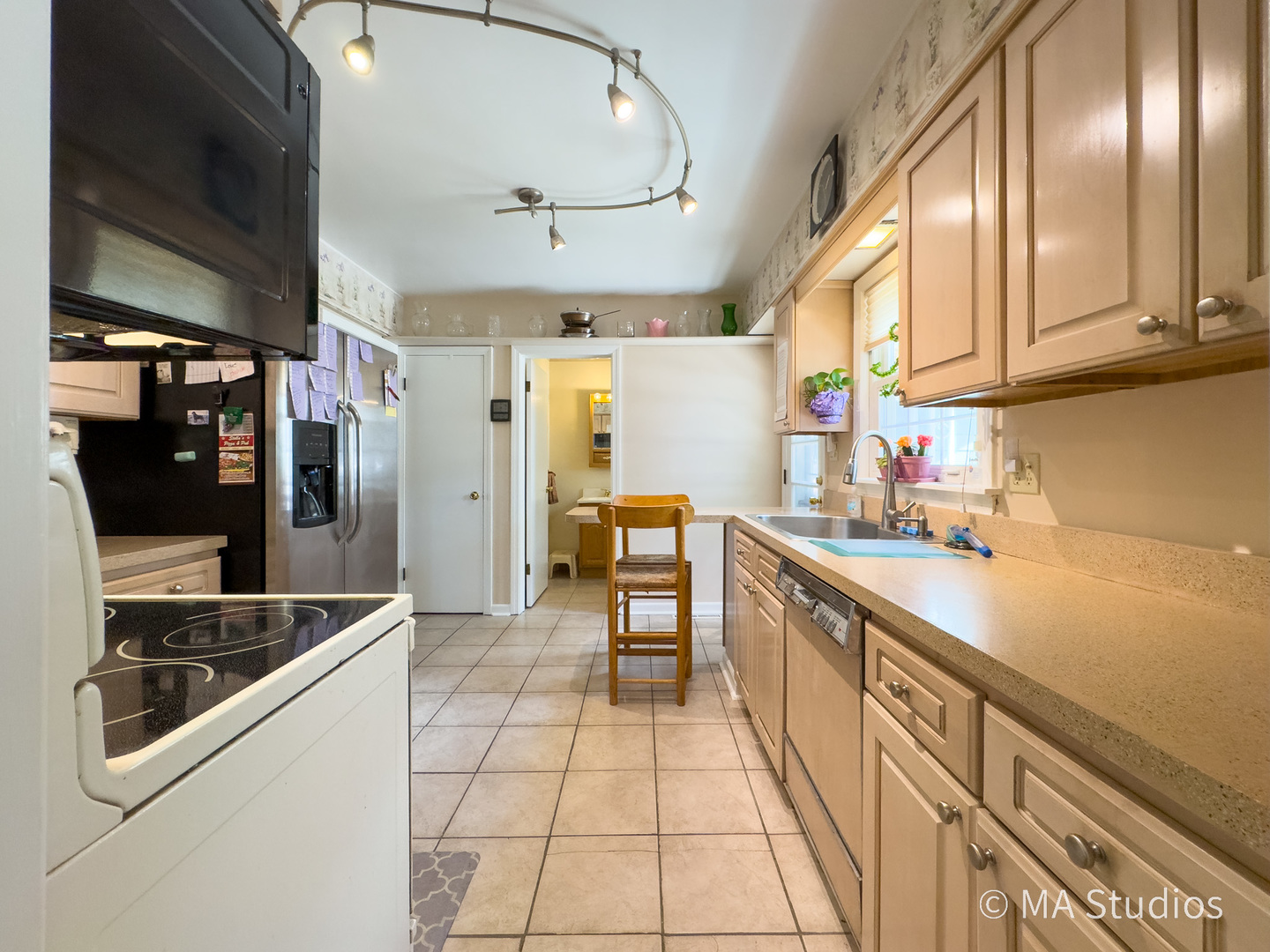 1219 Golf Lane, Wheaton, IL 60189