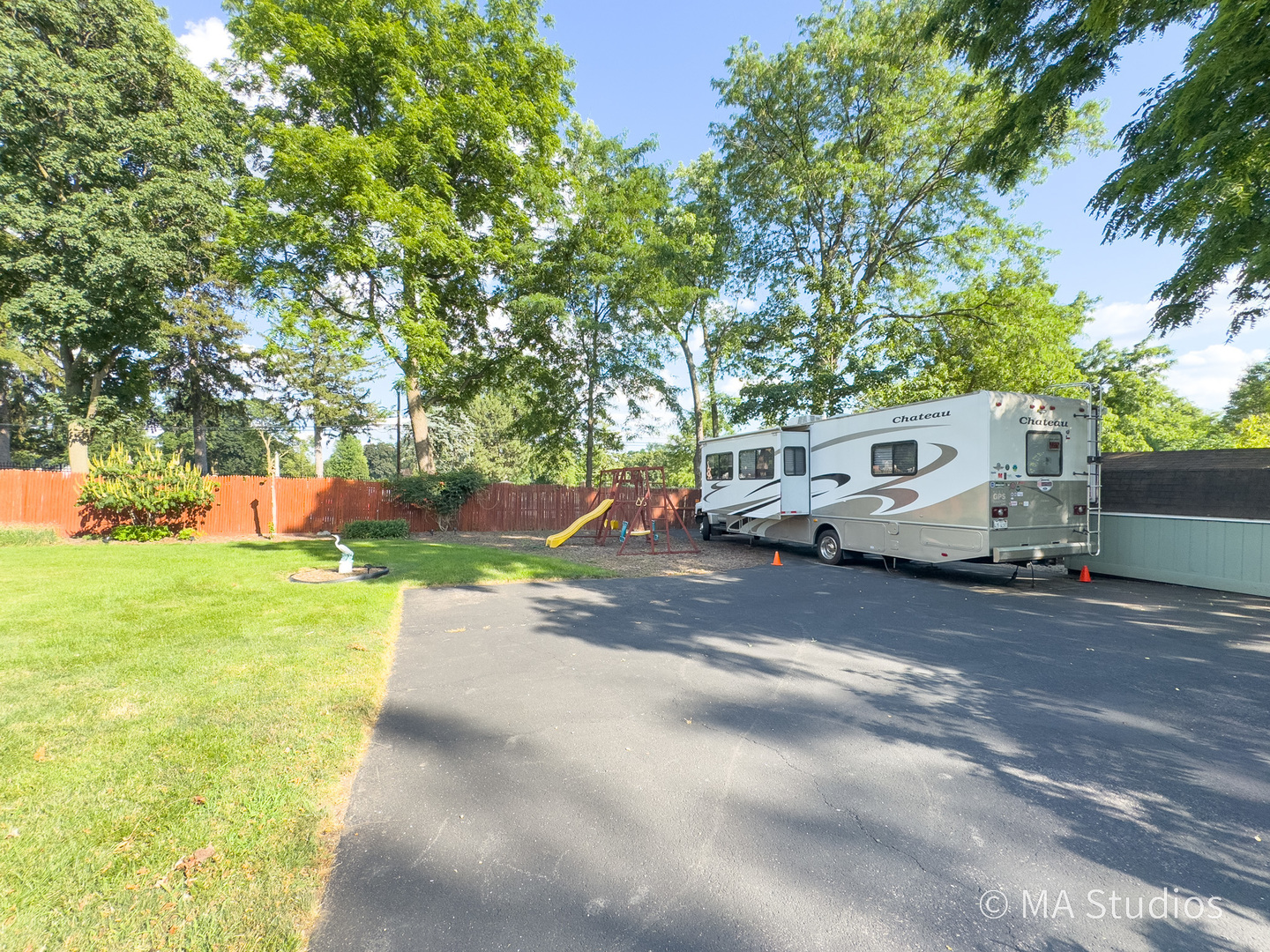 1219 Golf Lane, Wheaton, IL 60189