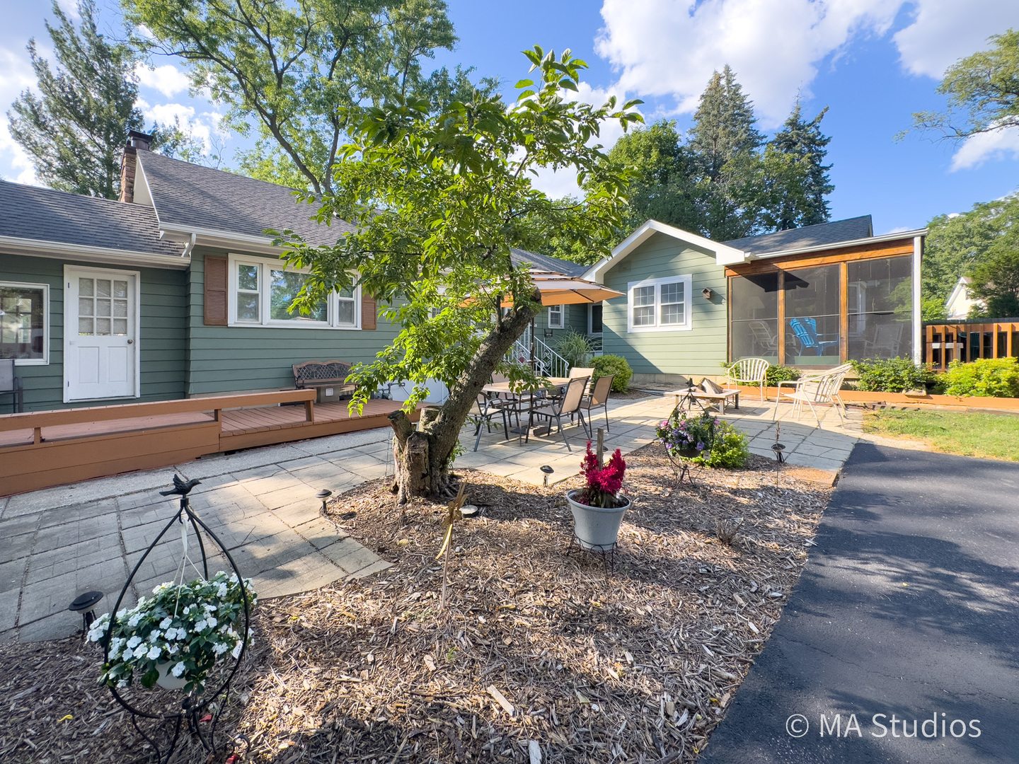 1219 Golf Lane, Wheaton, IL 60189