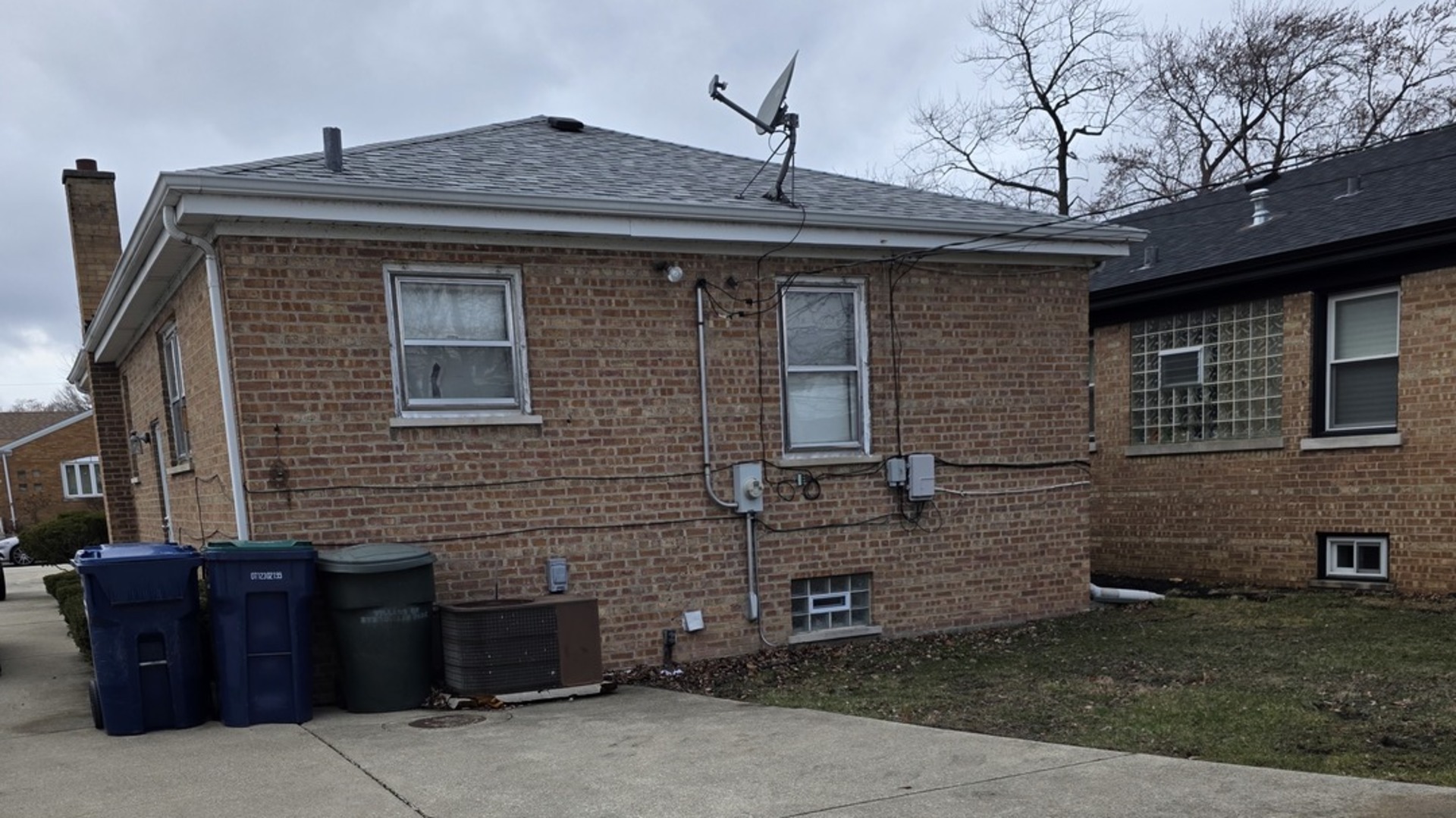 9243 S Francisco Avenue, Evergreen Park, IL 60805