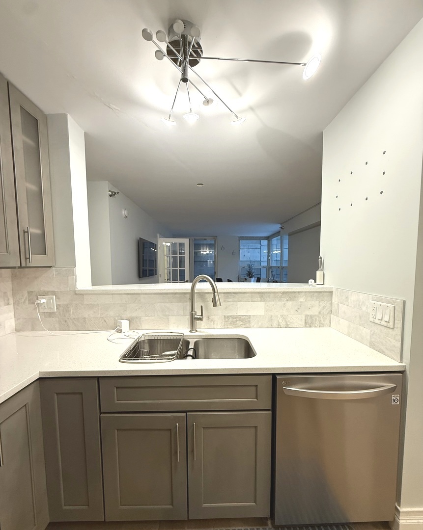 345 N La Salle Drive #305, Chicago, IL 60654