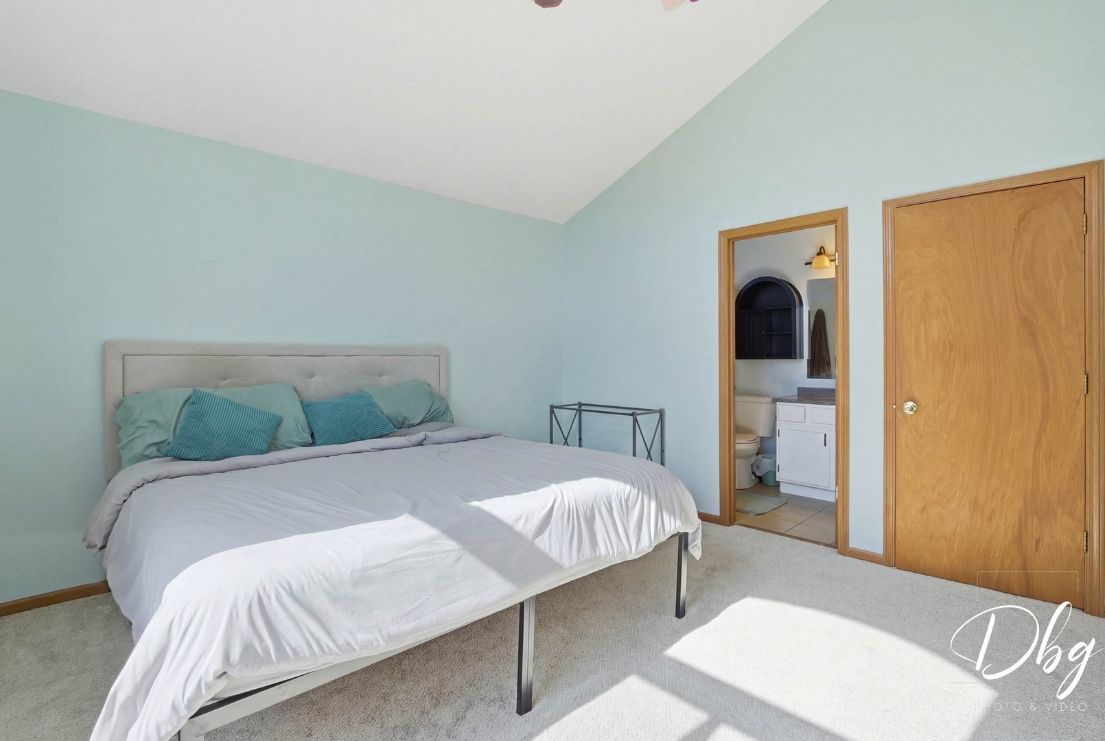 67 W Dahlia Lane, Round Lake Beach, IL 60073