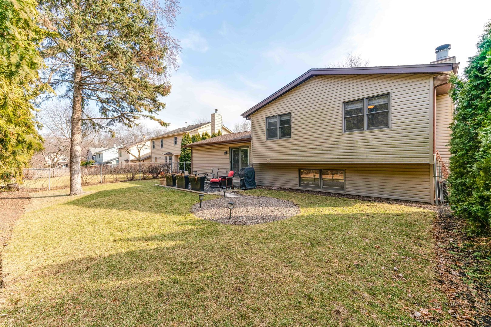 610 Blue Spruce Lane, Mundelein, IL 60060