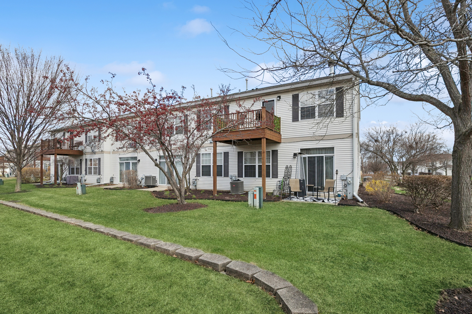 3099 Falling Waters Lane, Lindenhurst, IL 60046