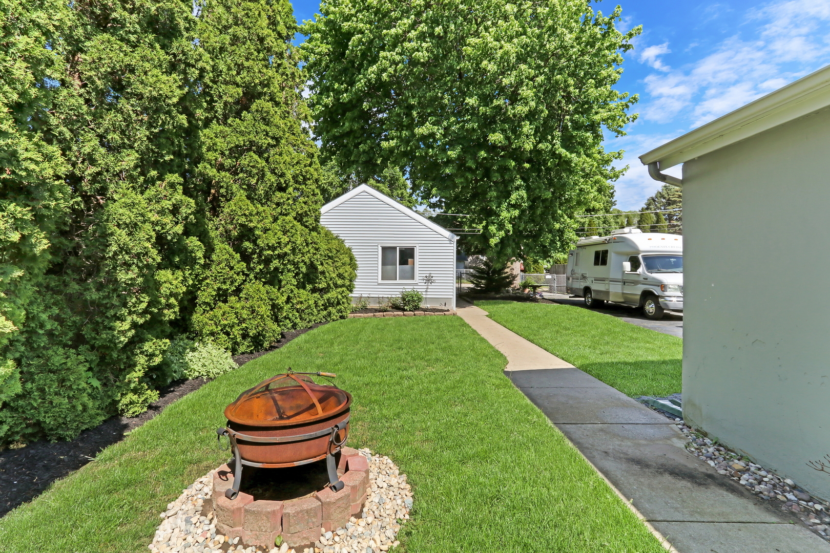2207 Eshcol Avenue, Zion, IL 60099
