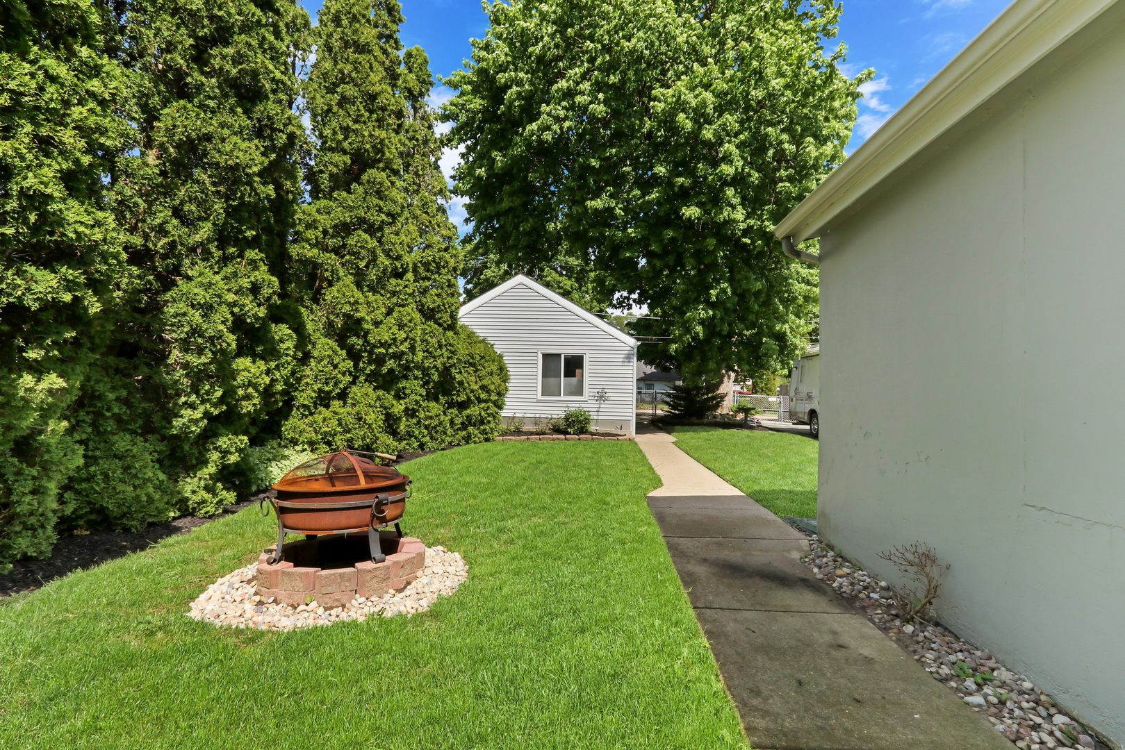 2207 Eshcol Avenue, Zion, IL 60099