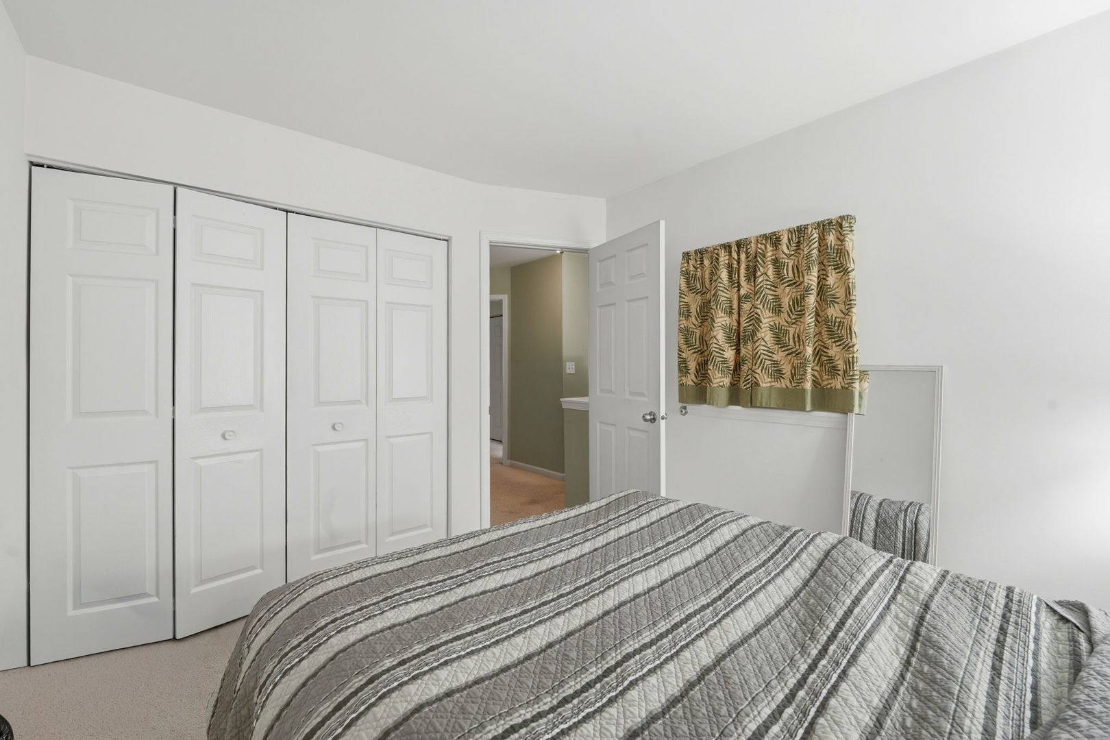 8 Saint Regis Court, Elmhurst, IL 60126