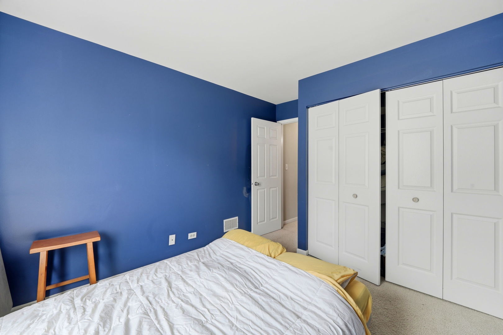 8 Saint Regis Court, Elmhurst, IL 60126