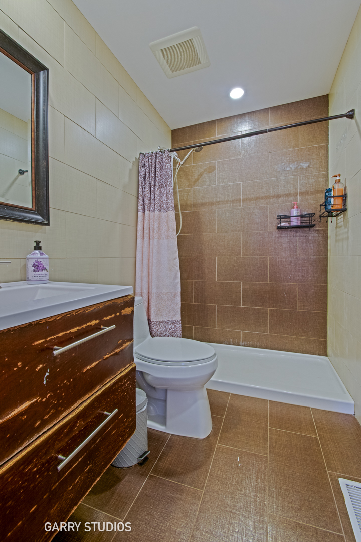 233 Lakeview Lane, Bloomingdale, IL 60108