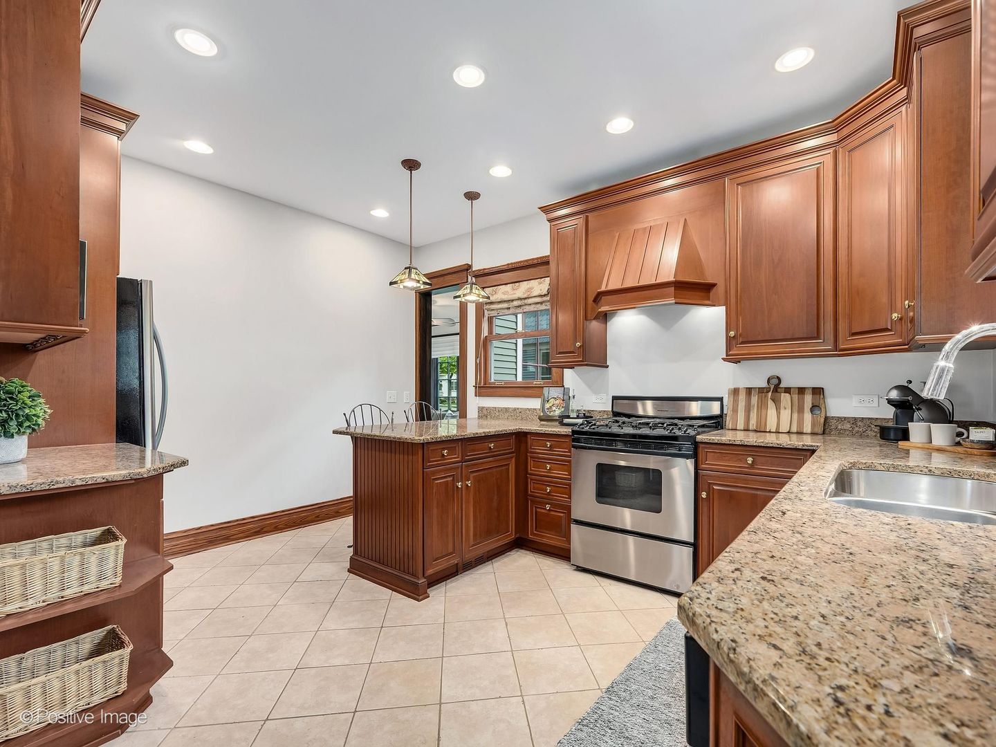 112 S WAIOLA Avenue, La Grange, IL 60525