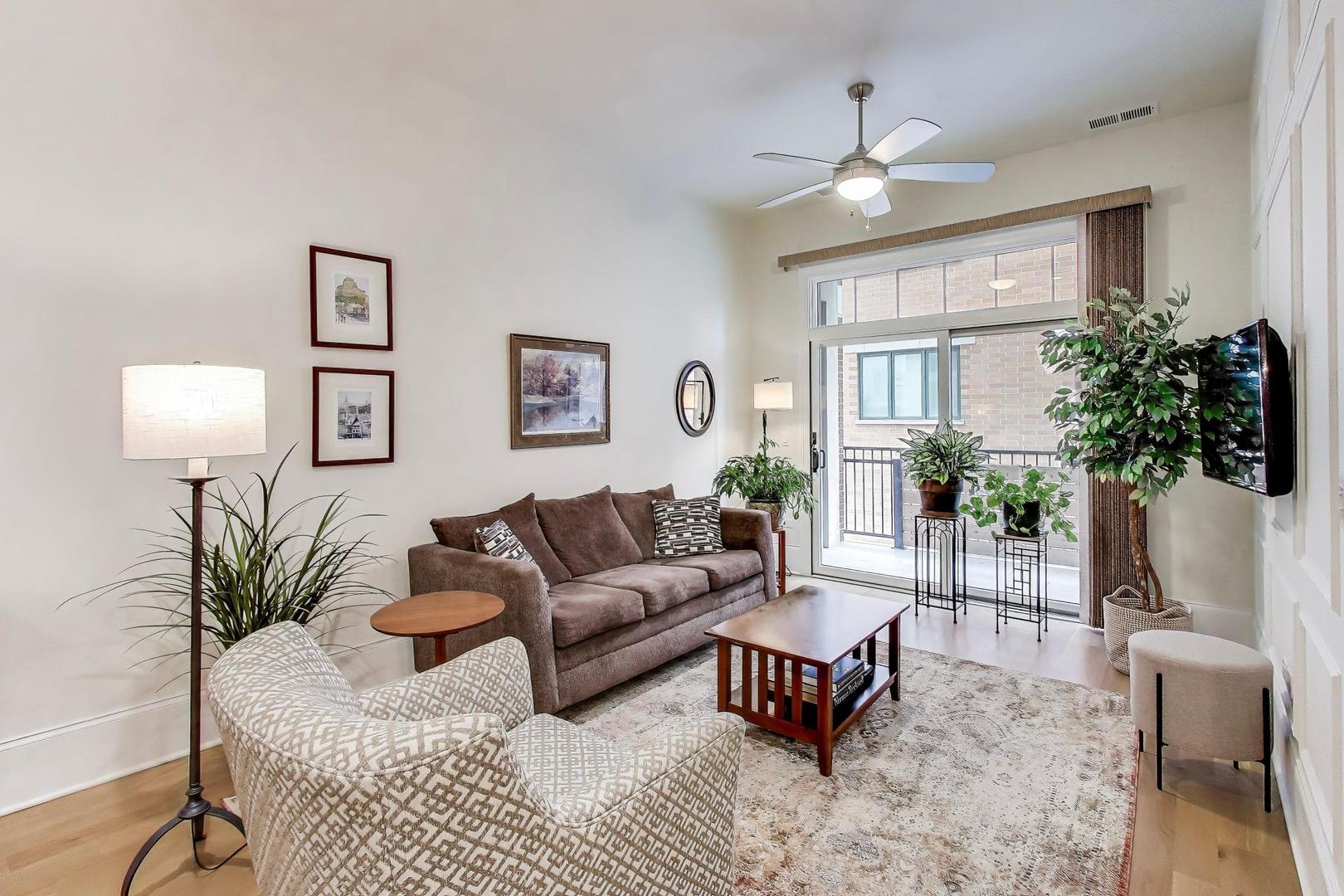 105 S Cottage Hill Avenue #206, Elmhurst, IL 60126