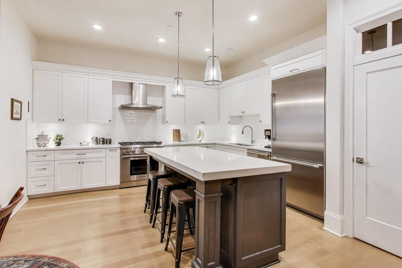 105 S Cottage Hill Avenue #206, Elmhurst, IL 60126