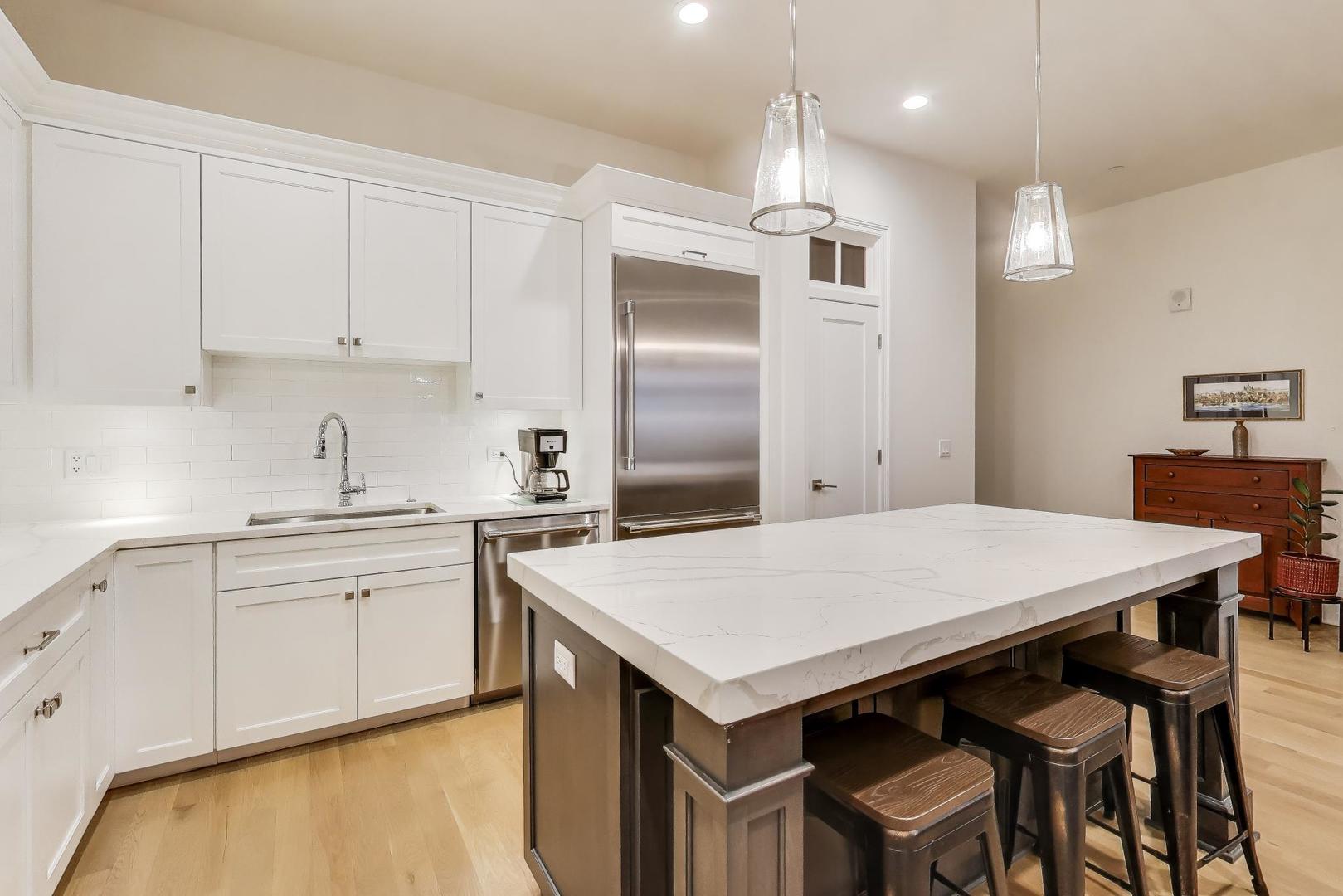 105 S Cottage Hill Avenue #206, Elmhurst, IL 60126