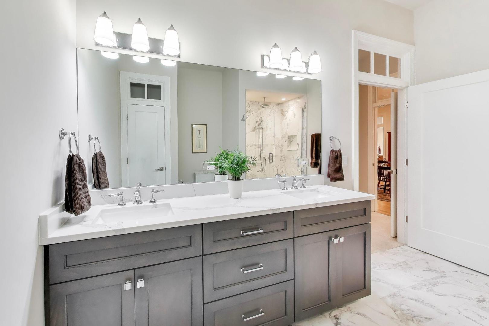 105 S Cottage Hill Avenue #206, Elmhurst, IL 60126