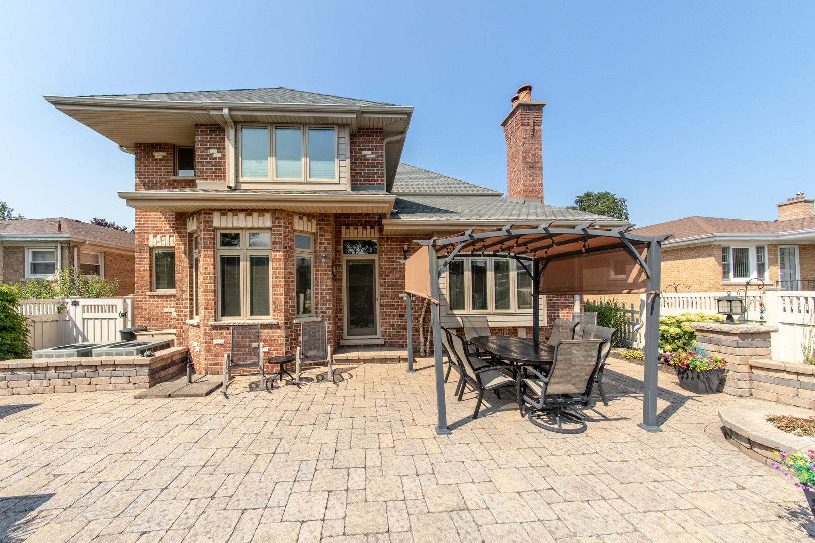 7245 W Lee Street, Niles, IL 60714