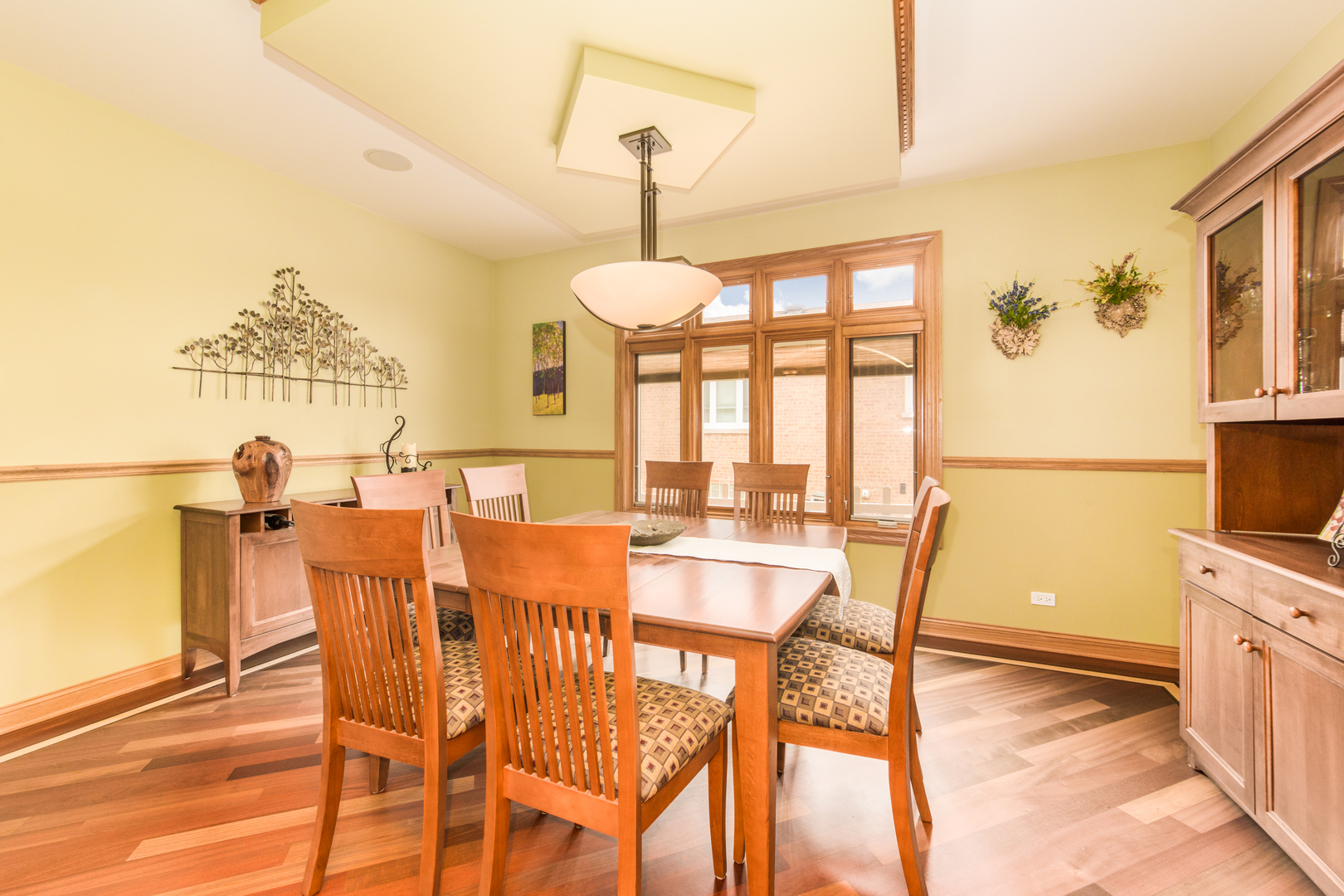 7245 W Lee Street, Niles, IL 60714