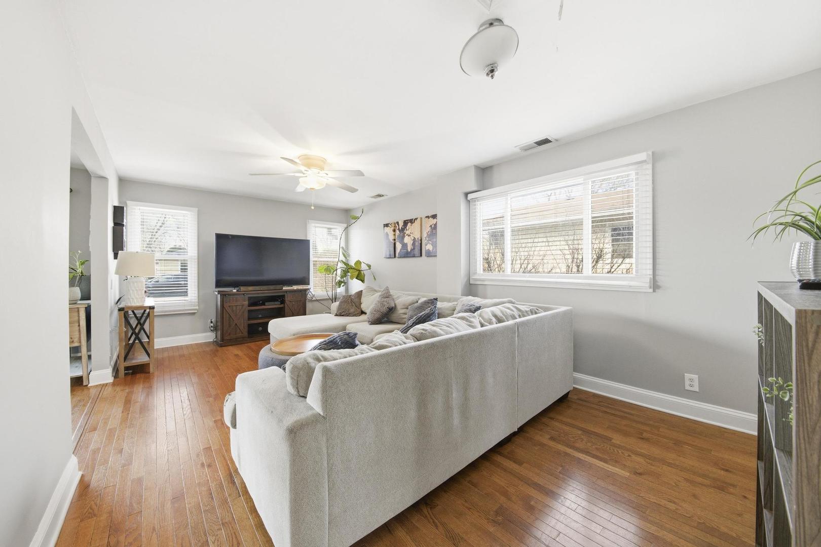 581 Charing Cross Road, Elk Grove Village, IL 60007