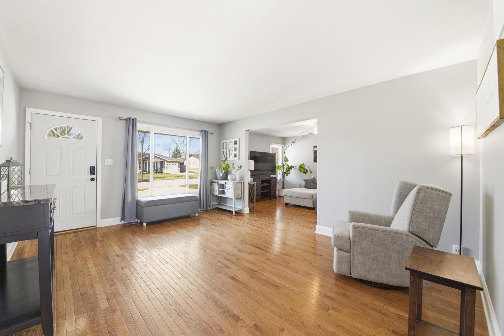 581 Charing Cross Road, Elk Grove Village, IL 60007