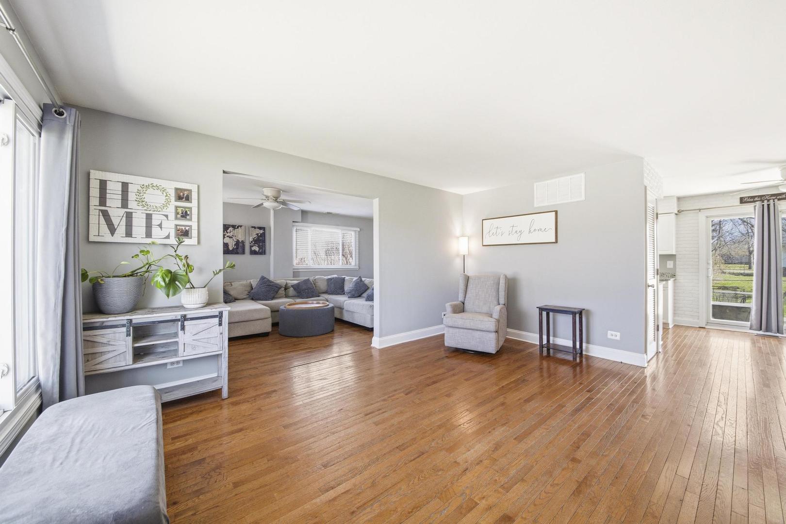 581 Charing Cross Road, Elk Grove Village, IL 60007