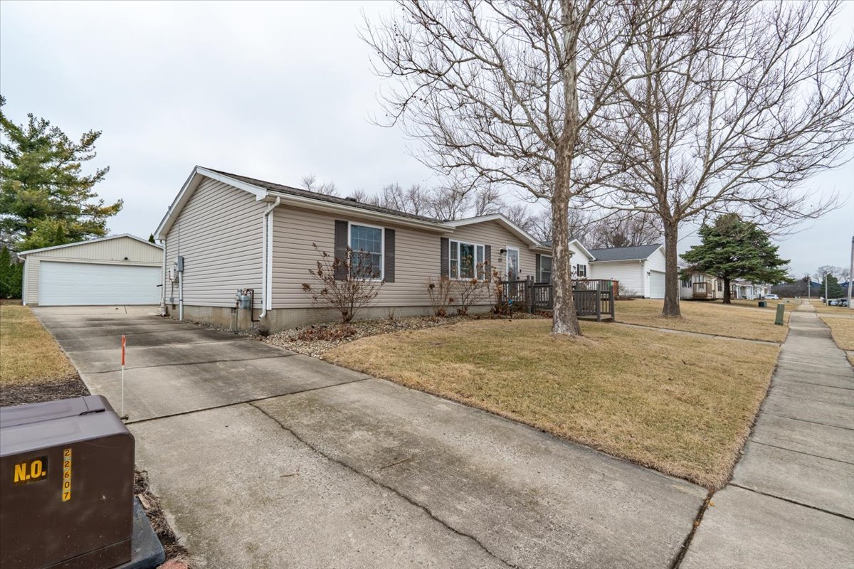 23 Geneva Court, Bloomington, IL 61704