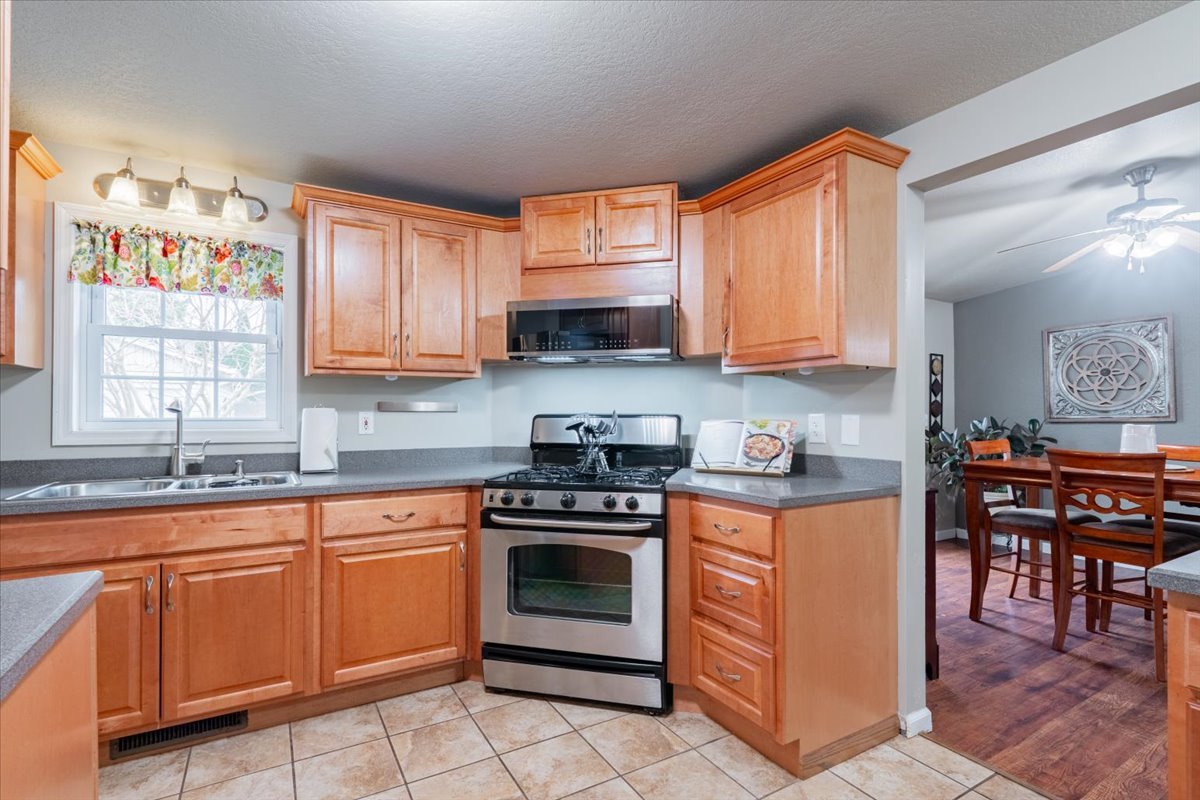 23 Geneva Court, Bloomington, IL 61704