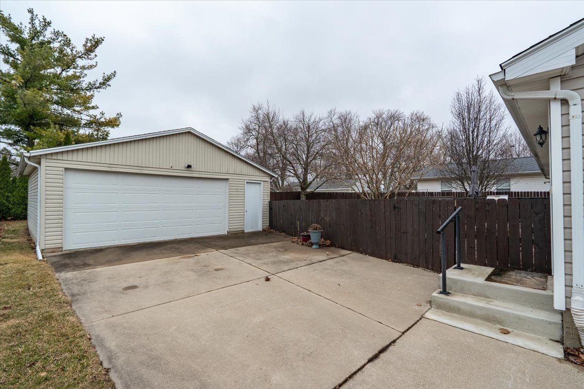 23 Geneva Court, Bloomington, IL 61704