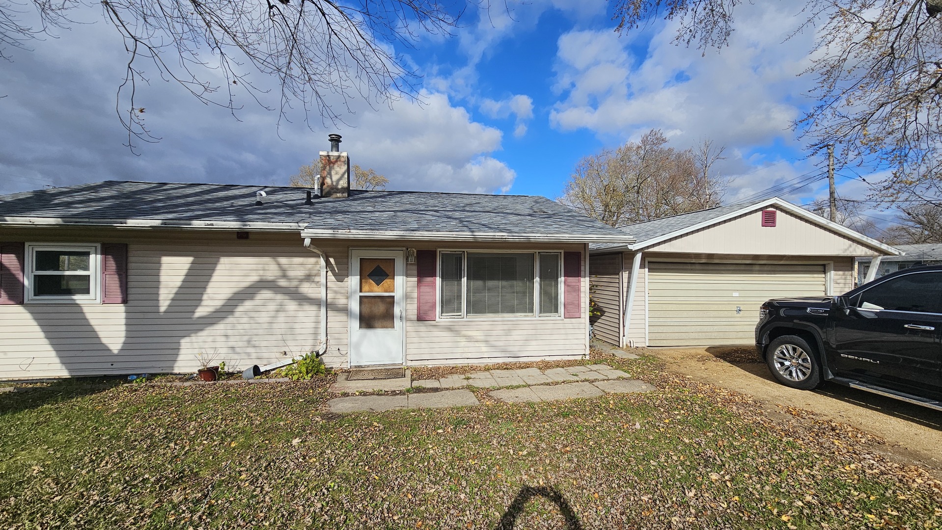 1702 Oak Grove Avenue, Sterling, IL 61081