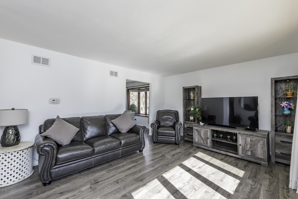 4232 Kenwood Avenue, Gurnee, IL 60031