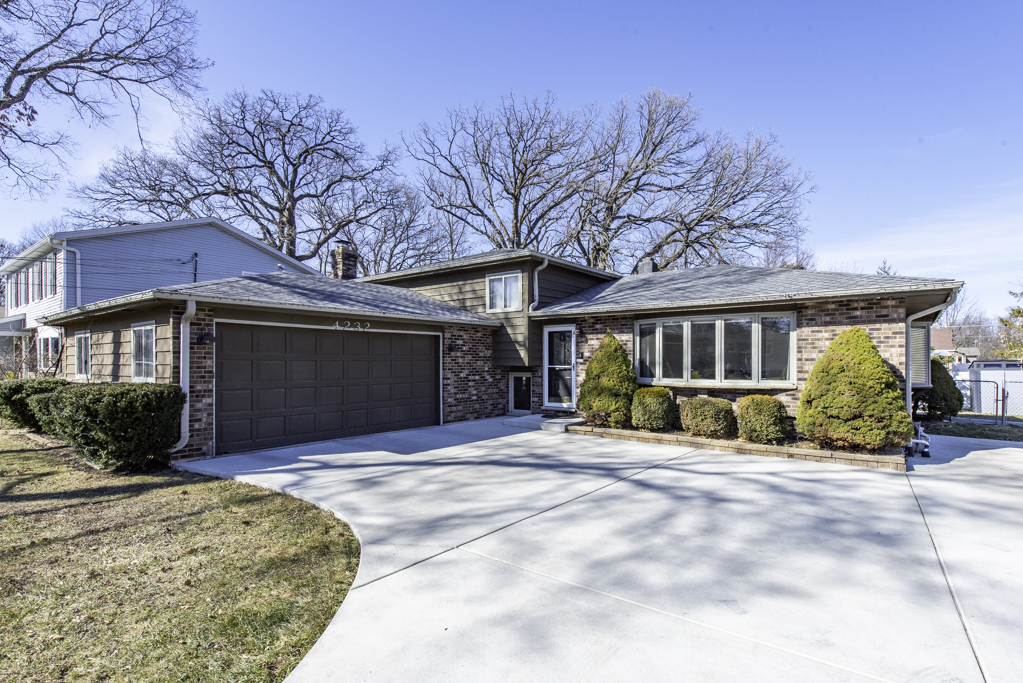 4232 Kenwood Avenue, Gurnee, IL 60031
