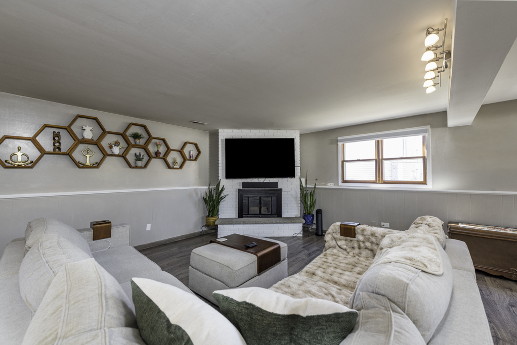 4232 Kenwood Avenue, Gurnee, IL 60031