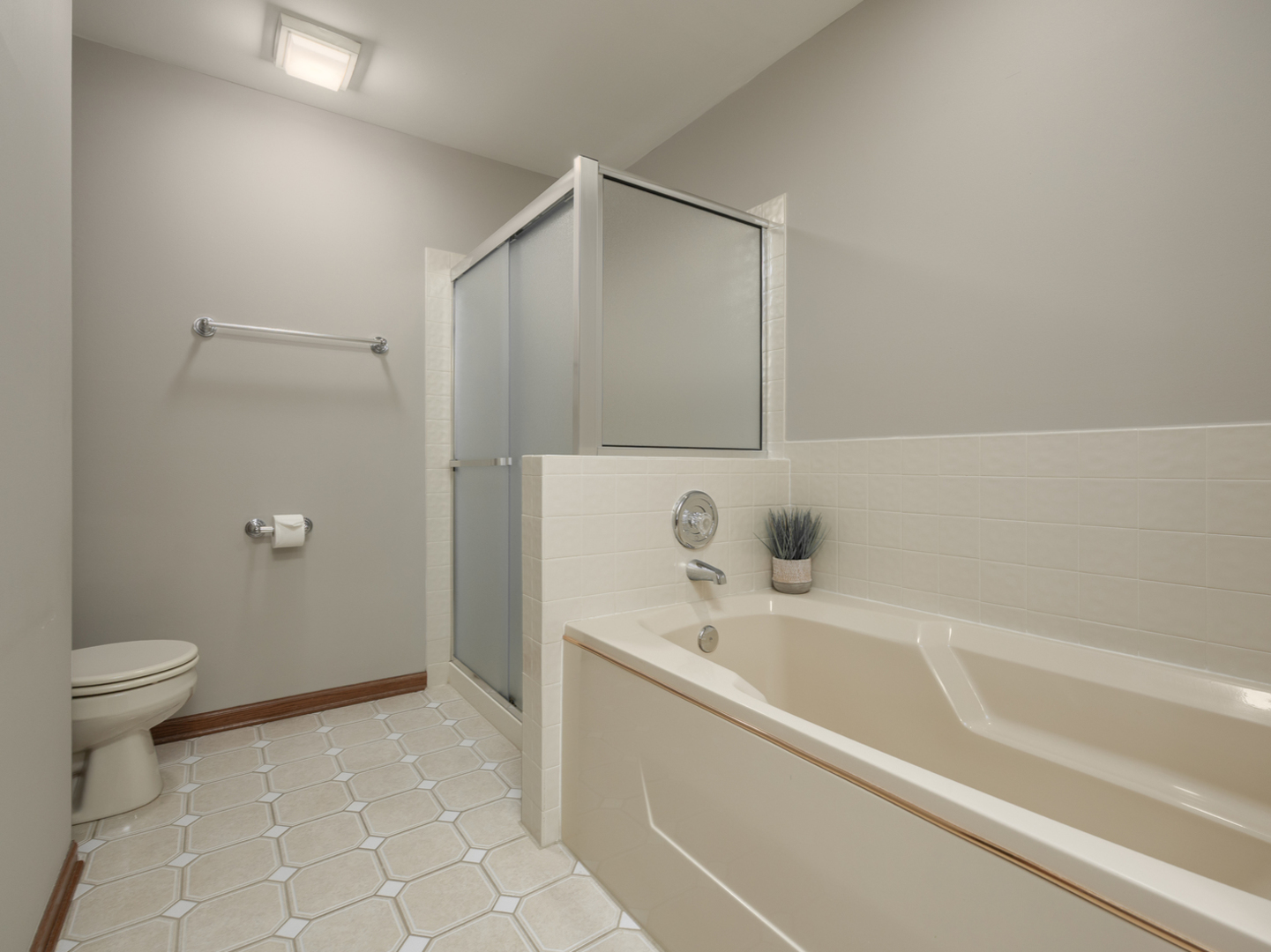 1583 Orchard Circle, Naperville, IL 60565