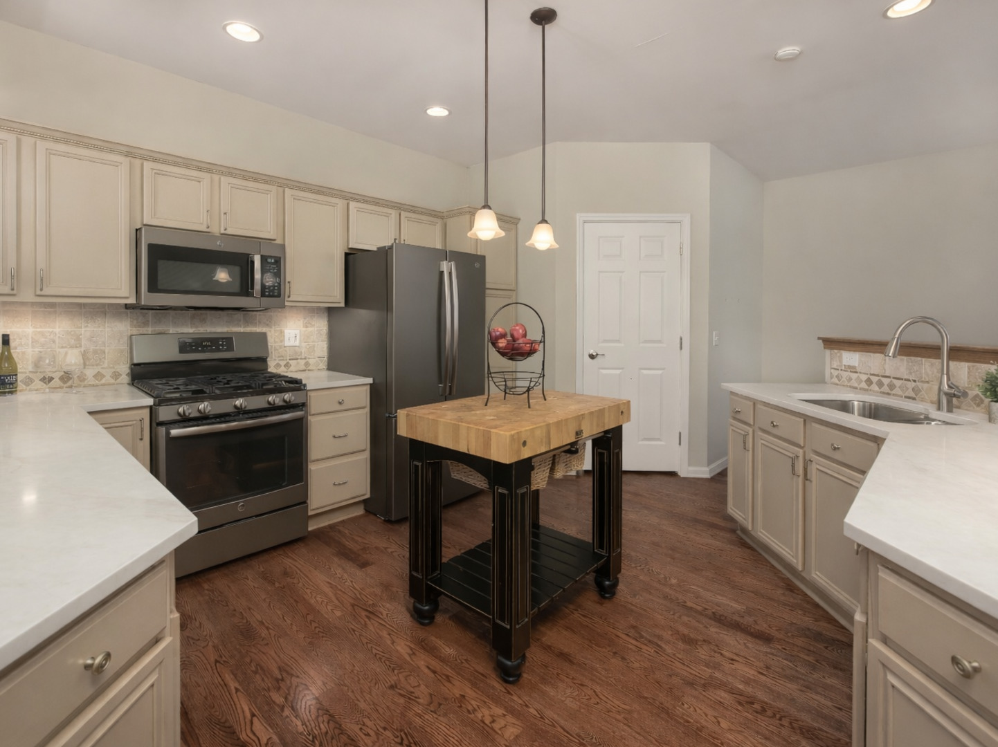 1583 Orchard Circle, Naperville, IL 60565