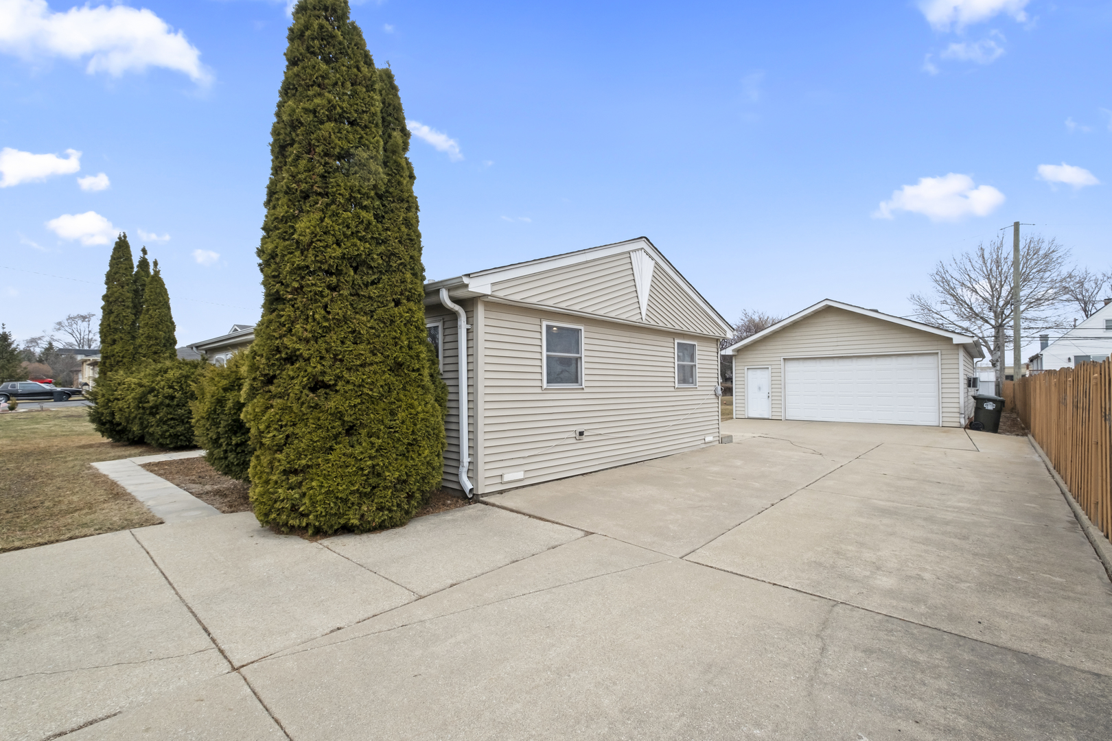 8026 W 84th Place, Justice, IL 60458
