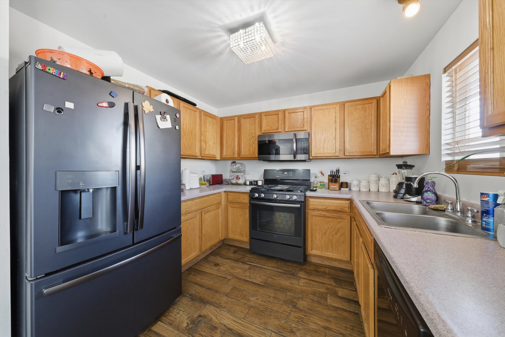 370 Dartmoor Avenue, Romeoville, IL 60446