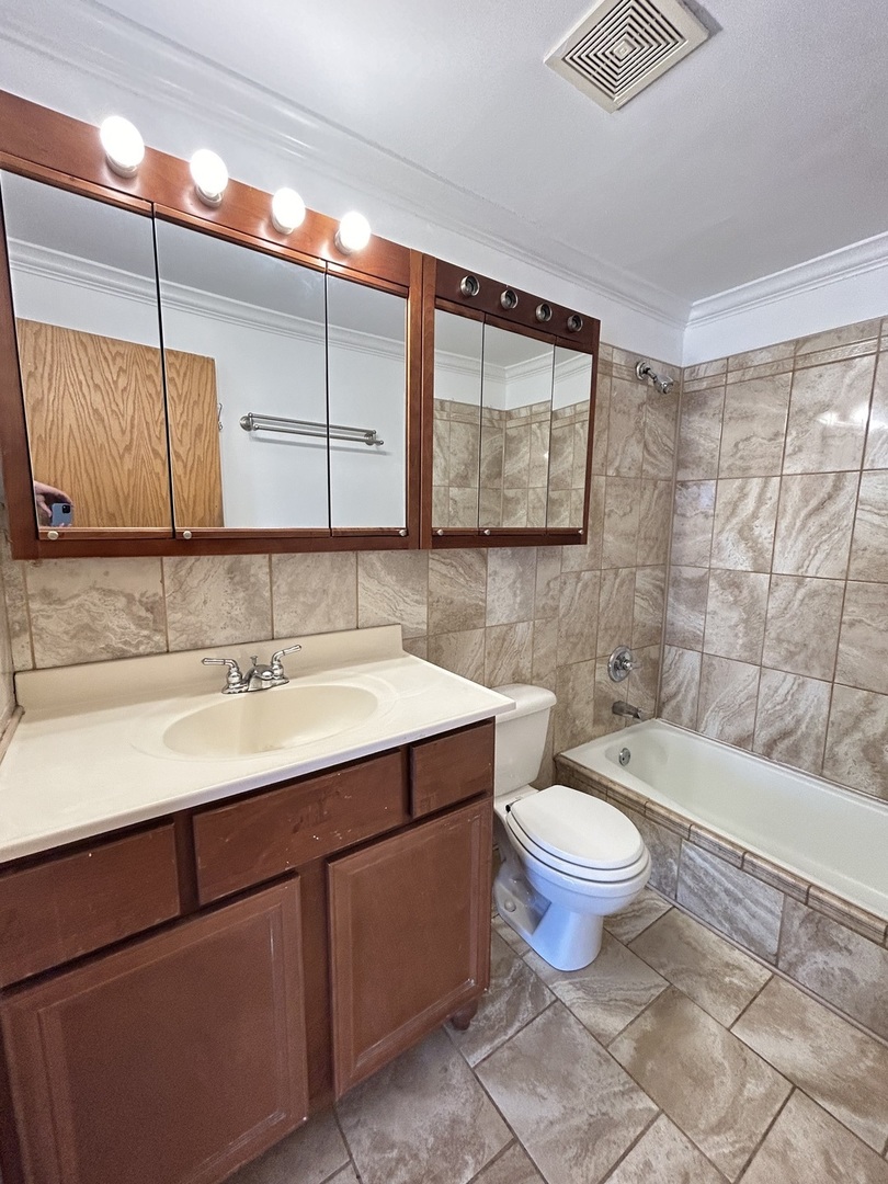 5850 W 87th Street #2A, Burbank, IL 60459