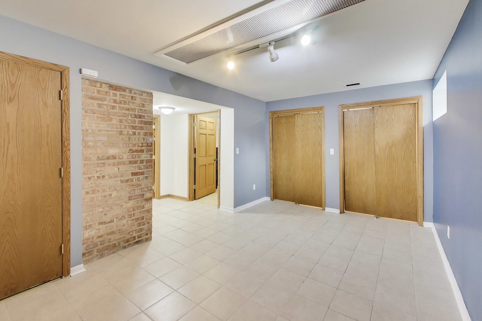 60 Sheffield Lane, Oak Brook, IL 60523