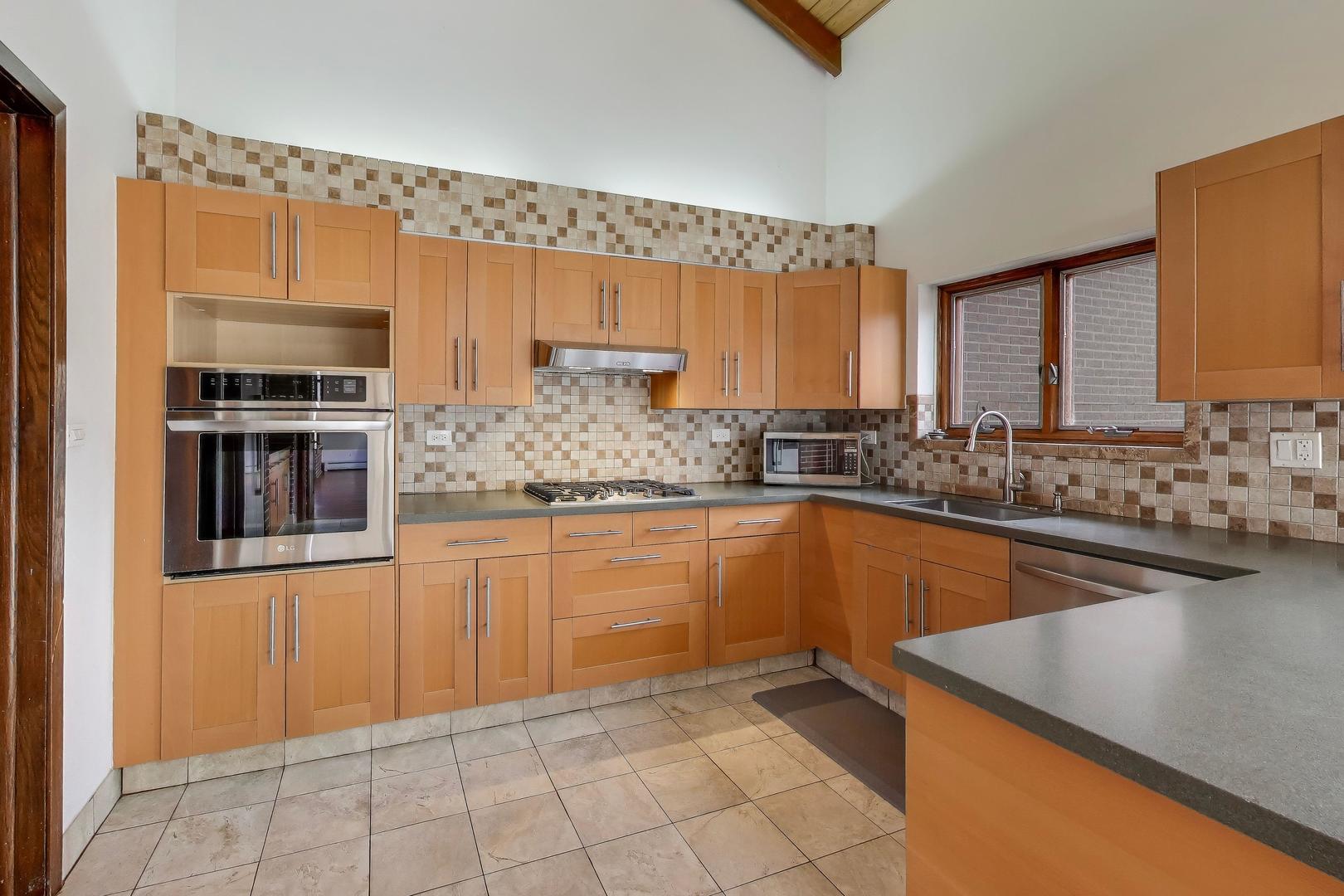 60 Sheffield Lane, Oak Brook, IL 60523