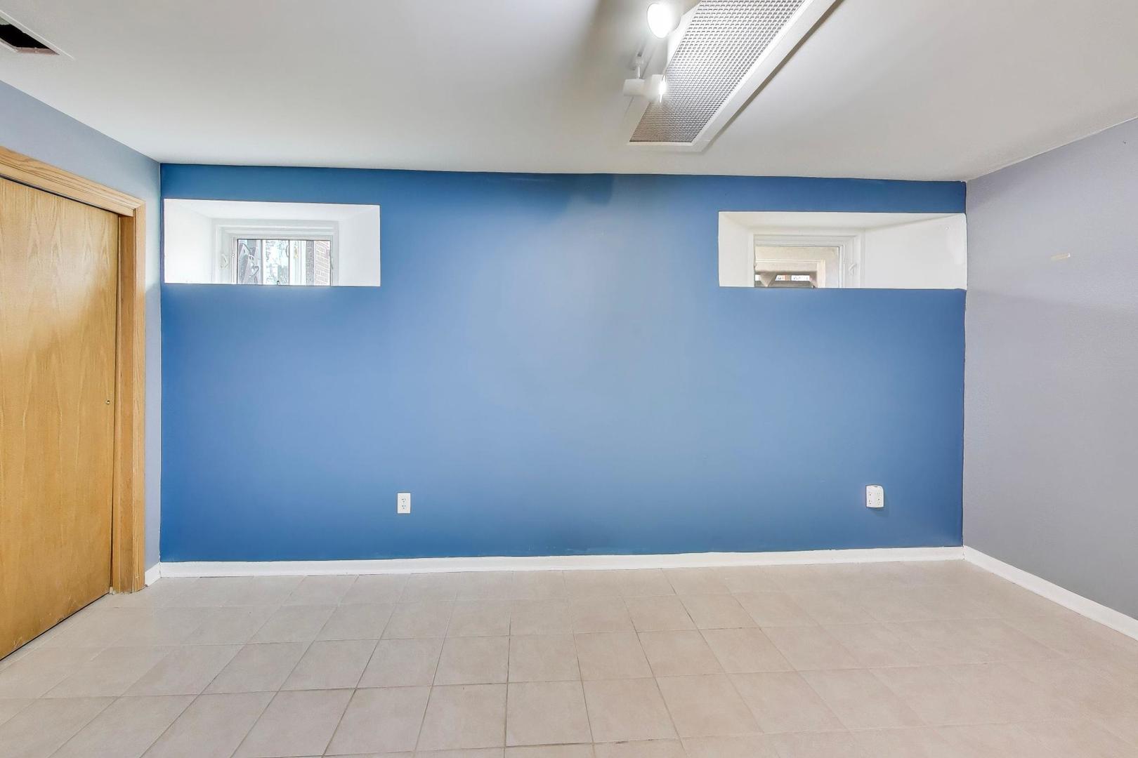 60 Sheffield Lane, Oak Brook, IL 60523