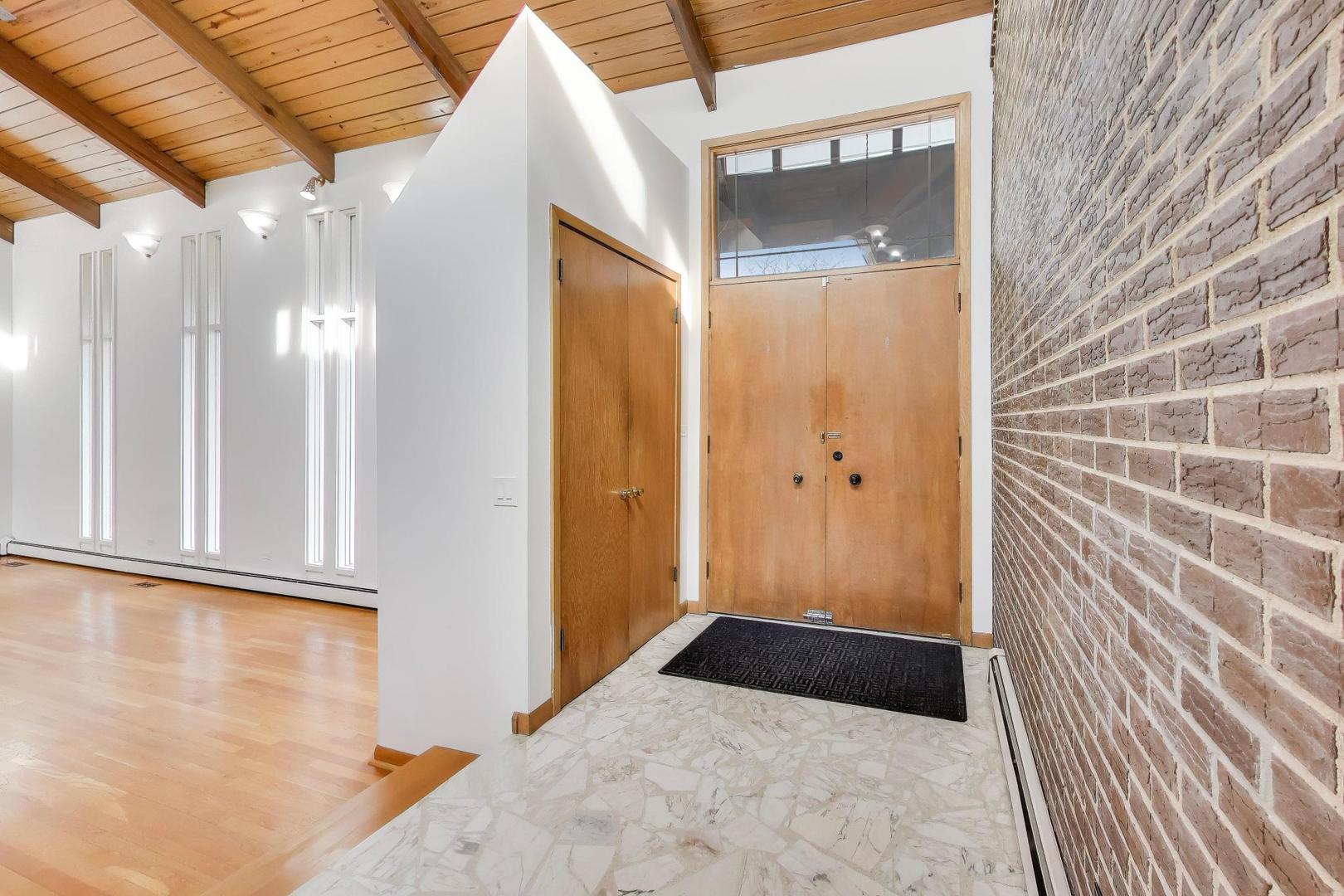 60 Sheffield Lane, Oak Brook, IL 60523