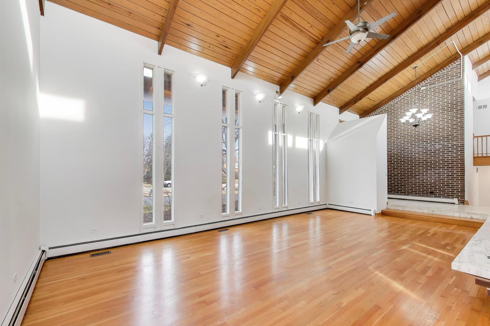 60 Sheffield Lane, Oak Brook, IL 60523