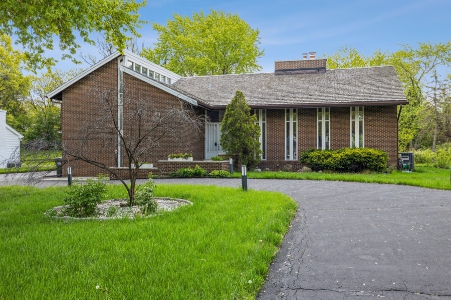 60 Sheffield Lane, Oak Brook, IL 60523