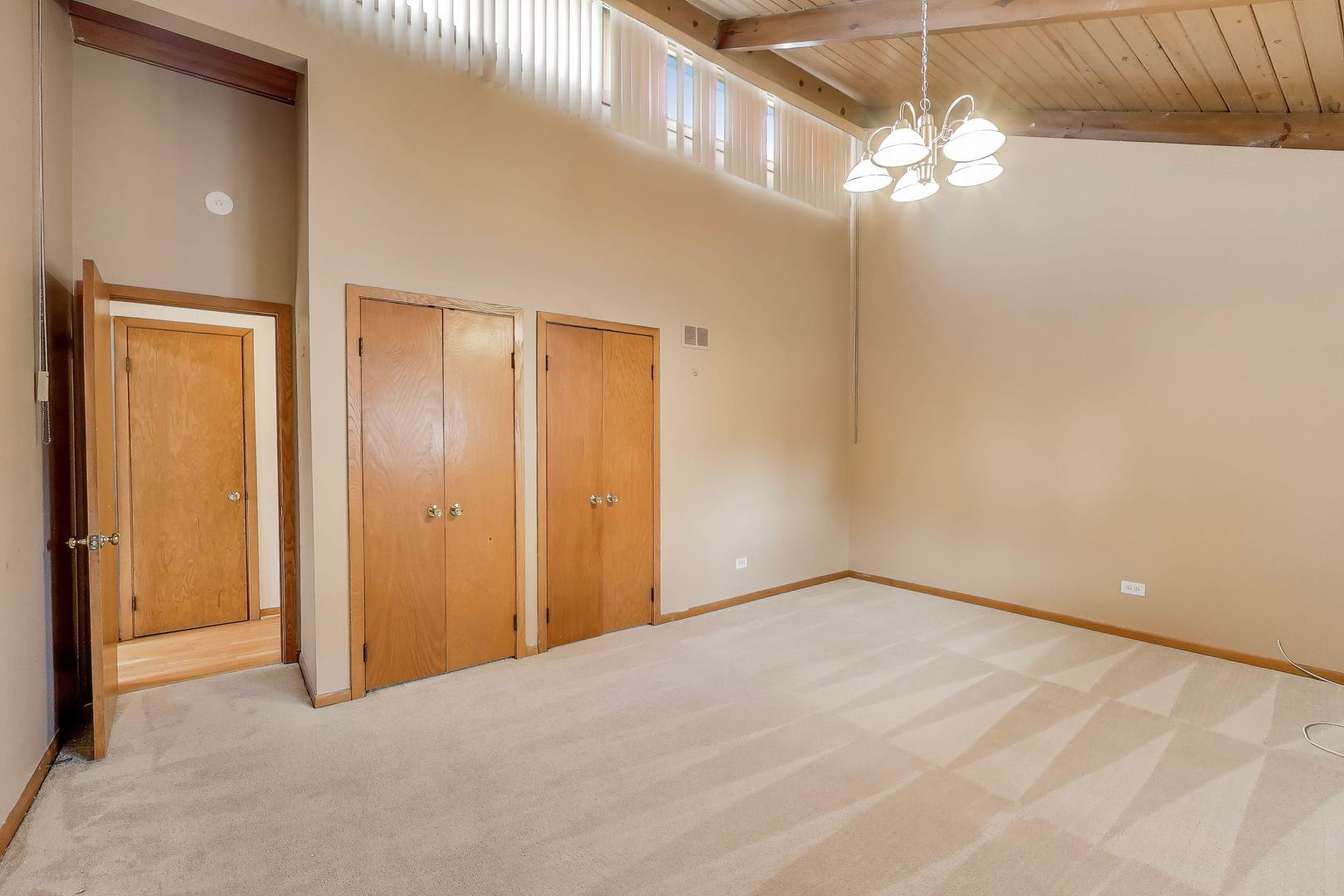 60 Sheffield Lane, Oak Brook, IL 60523